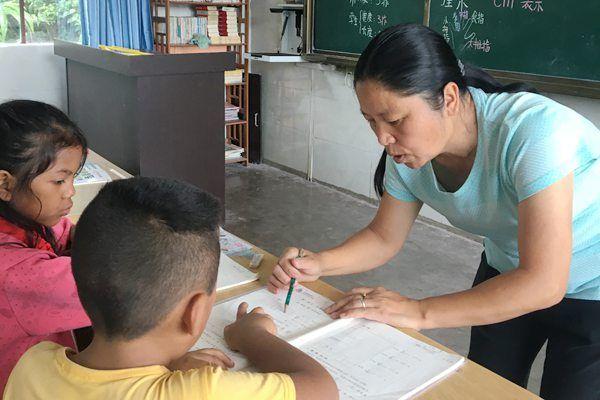 張老師，教育領(lǐng)域的璀璨新星閃耀教育界的光輝典范