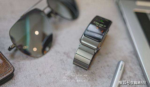 華為最新款手環(huán)，愛的日常，溫馨的陪伴紐帶