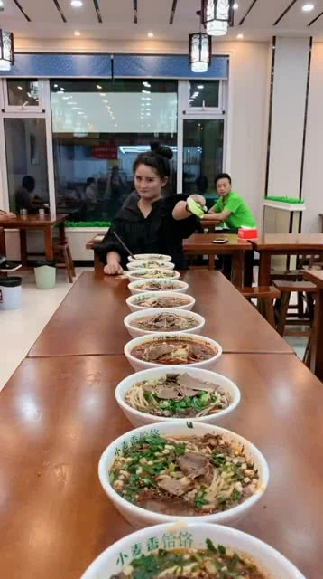 智能面食競技盛宴，全新科技引領吃面條比賽風潮！