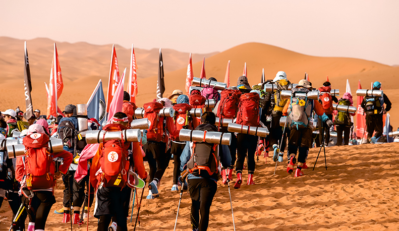 沙海競(jìng)速，沙漠比賽中的歡樂(lè)與同伴時(shí)光