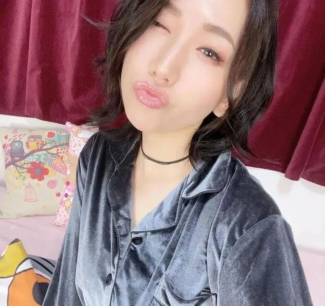 小巷深處的浪漫邂逅，佐山愛(ài)在愛(ài)情電影網(wǎng)中的故事