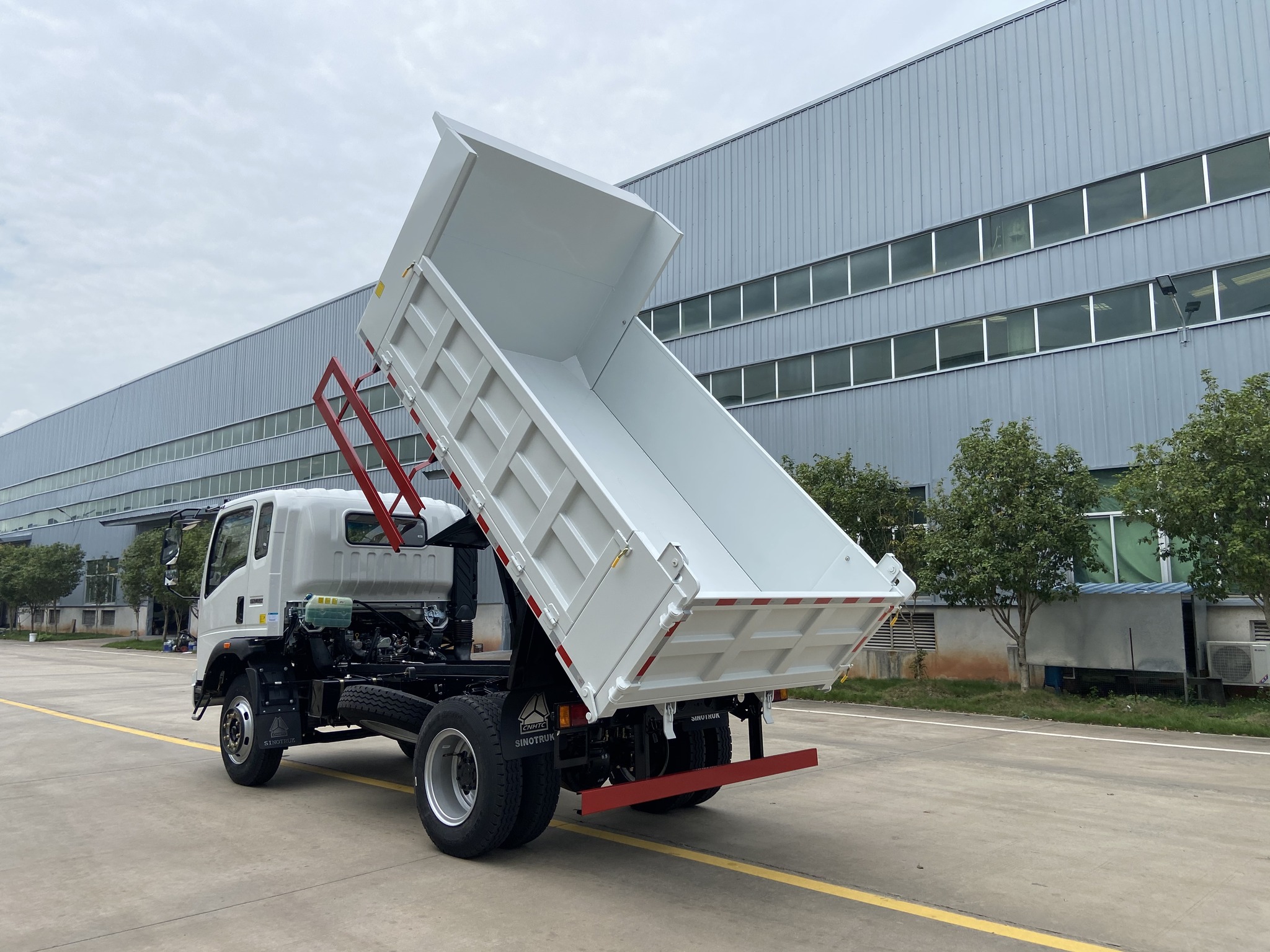 最新款自卸卡車，自然美景探索之旅的得力伙伴