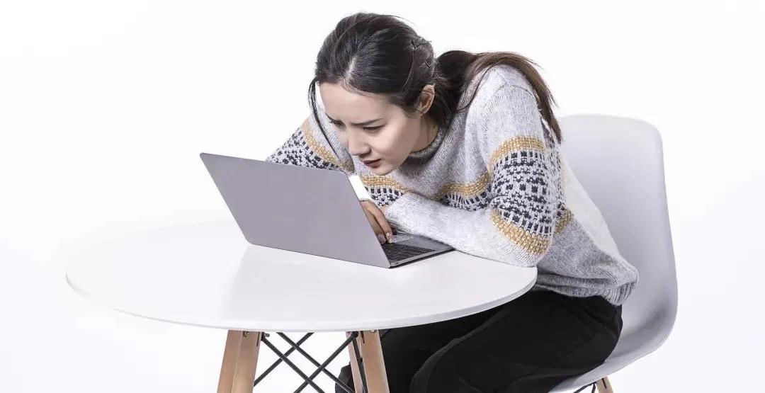 駝背男明星的人生舞臺，身體特征與星光熠熠的輝煌探索