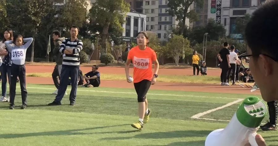 小蝸牛的田徑夢，綠意盎然賽場上的奇遇之旅