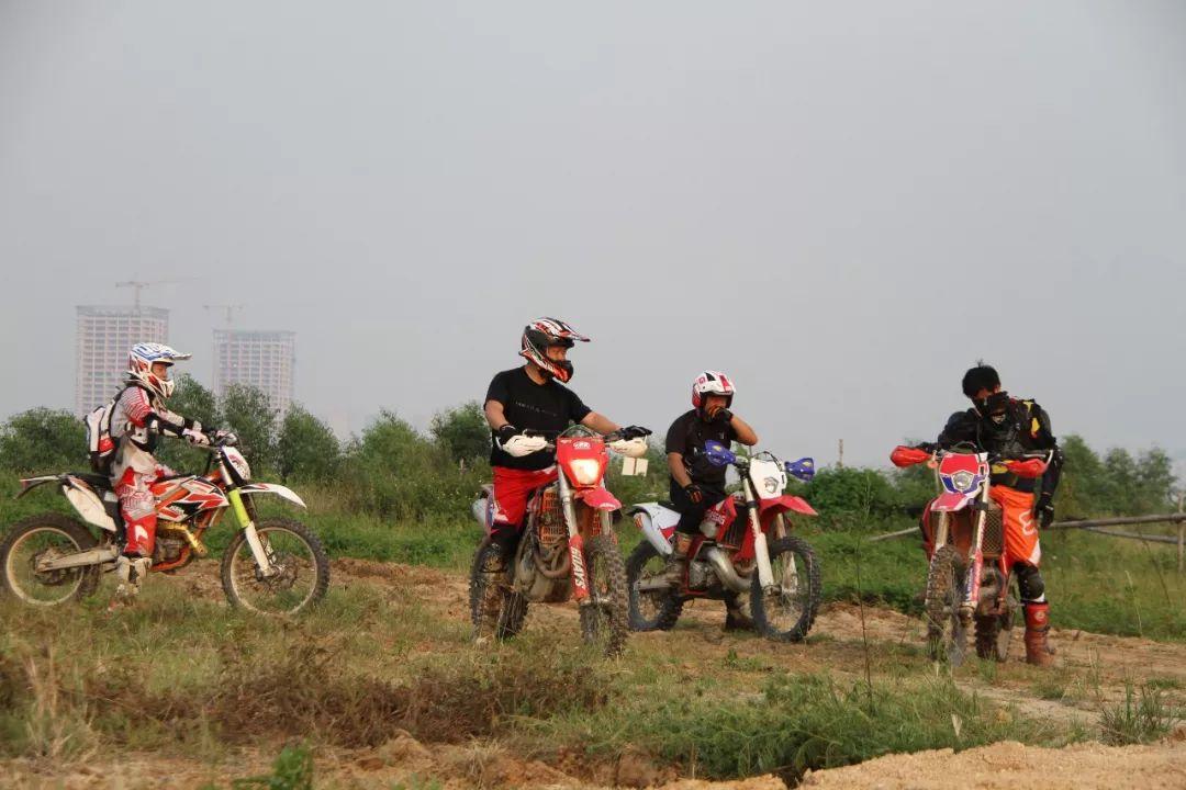 越野摩托車比賽，小巷中的熱血激情與神秘探險之旅