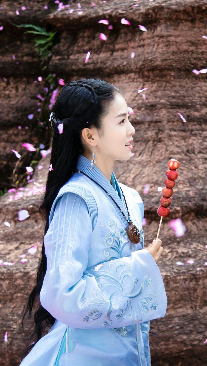 白鹿演員照片分享，自然之旅的心靈探尋與寧靜之尋