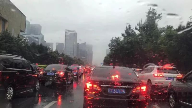 成都暴雨下的驚喜探索，小巷特色小店